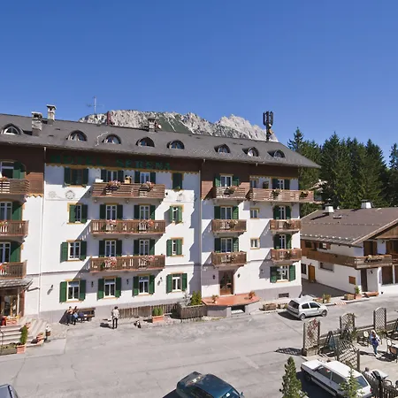 Serena Cortina Hotell 3*